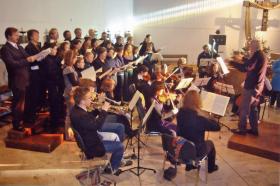 Zw�lf junge Musiker des Wolfram-von-Eschenbach-Gymnasiums  Schwabach i. d. Bildmitte