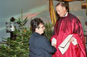 Ehrung von Frau Brita Reiser f�r 50-J�hrige Organistent�tigkeit  (auch ehemalige Chorleiterin) durch Pfarrer Gast