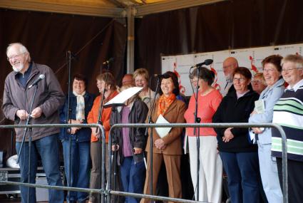Chorauftritt beim �kumenischen Kirchentag Oberasbachs auf der Rathauswiese