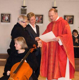 26.12.09 
  Ehrung f�r 25-j�hrige Chormitgliedschaft Regina Stadelmann und Ursula Schnepf