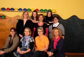 Das Team der Kindertagesst�tte, 
  Obere Reihe von links nach rechts:
  Michaela Schott, Tamara Warmuth, Kariona Hullin, Magdalena Selzer, Gerlinde Wallner,
  Untere Reihe von links nach rechts:
  Birgit Seitz, Erika Lindner, Maria Mages Sabine Kremling,
  Nicht im Bild:
  Daniela Dehmel, Jessica Dahnhauser, Lukas Srau�.