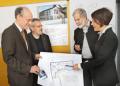 Pfarrer Reinhold Seidl (2.v.li.) freut sich zusammen mit Di�zesanarchitekt Herbert van Beek (2.v.re.) �ber den Entwurf der Architektin Sabine Bandlow (re). N�rnbergs Baureferent Wolfgang Baumann (li) begr��t die Investition in der N�rnberger S�dstadt. 