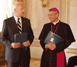 Der Bayerische Ministerpr�sident Edmund Stoiber im Gespr�ch mit dem Bamberger Erzbischof, Prof. Dr. Ludwig Schick