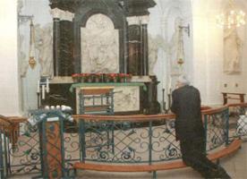 Erzbischof Ludwig Schick beim Gebet in der Bonifatiusgruft im Fuldaer Dom
