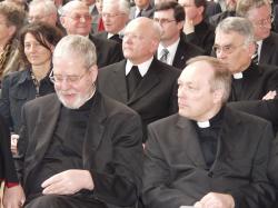 Pr�lat Alois Albrecht (re.) w�nschte seinem Nachfolger Msgr. Georg Kestel f�r seine Aufgaben als Generalvikar alles Gute und Gottes Segen.
