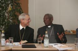 Freuen sich �ber die anstehende Partnerschaft ihrer Di�zesen: Erzbischof Ludwig Schick und Bischof Jaques Sarr.
  