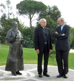 EB Robert Zollitsch mit P. Heinrich Walter im internationalen Schnstatt-Zentrum Belmonte in Rom. Links: Bronzestatue des Grnders P. Josef Kentenich.