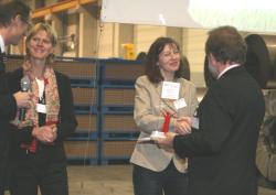 Jutta Schmitt, die Leiterin der Hauptabteilung 'Personal - Bez�ge - Kindertagesst�tten', und Andrea Krapf, die Gleichstellungsbeauftragte im Erzb. Ordinariat, bei der Entgegennahme des Preises.