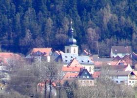 Blick auf den Wallfahrtsort Glosberg mit Kirche