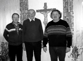 Die Geistlichen des Seelsorgebereiches 'Corpus Christi' in der Mitte leitender Pfarrer Baptist Schaffer, Pater Waldemar Brysch (rechts) und Diakon Wolfgang Fehn (links)
  