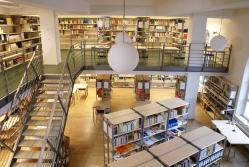 Blick in die Freihandbibliothek