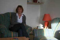 Ulrike Schleifer im Beratungszimmer