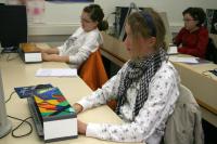 Katharina und Sonja mit den Tastenverdeckern �ber ihrer Tastatur
