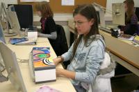 Jede Sch�lerin hat ein eigenes, individuelles Kunstwerk �ber den H�nden