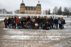 Die Exkursionsgruppe aus Bastogne und Bamberg vor Schloss Seehof