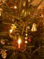 Weihnachten - Christbaumschmuck im Licht der Kerze