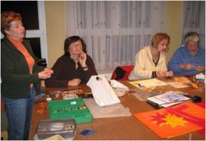 Die Bastelgruppe in Aktion