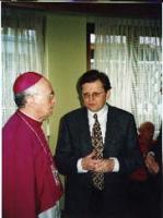 Pfarrgemeinderatsvorsitzender Manfred Vetterl bei der Begegnung mit Erzbischof Karl Braun anl�sslich der Firmung im Jahr 2000