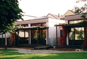 Katholischer Kinder Garten St. Karl Borrom�us
     Ansicht: von der Gartenseite