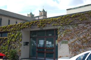 Eingang des Kindergartens
     im Hintergrund die Kirche St. Karl Borrom�us