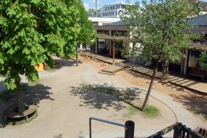 Blick von oben auf den Kindergartenspielplatz