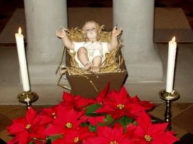 Die Krippe vor dem Altar