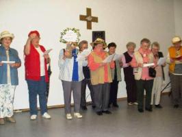 Unser Seniorenclub mit einem heiteren Sketch beim Pfarrfasching 2005