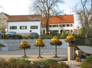 Osterbrunnen der besonderen Art in Hausen 2009