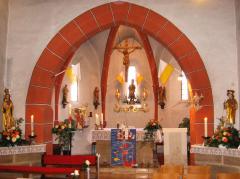 Der festlich geschm�ckte Altarraum 