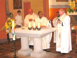 H.H. Bischof Ignatius Mascarenhas zelebriert gemein-
  sam mit Pfarrer Noppenberger und zwei G�sten den 
  Pontifikal-Gottesdienst zum Patronatsfest 2010