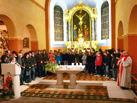 Im Rahmen des Jugendgottesdienstes am Sonntagabend, 16.01.2011, stellten sich die Firmlinge aus dem Seelsorgebereich der Gemeinde vor. Pfarrer Noppenberger freute sich, da� sich insgesamt 71 Jugendliche auf den Weg machen, um mit der Firmung ganz zur Kirche zu geh�ren. Die Vorbereitung erfolgt wieder in Firmgruppen.