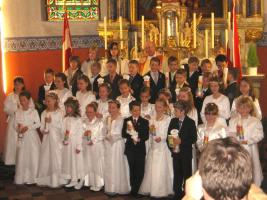 Gruppenbild mit Pfarrer der Kommunionkinder 2010