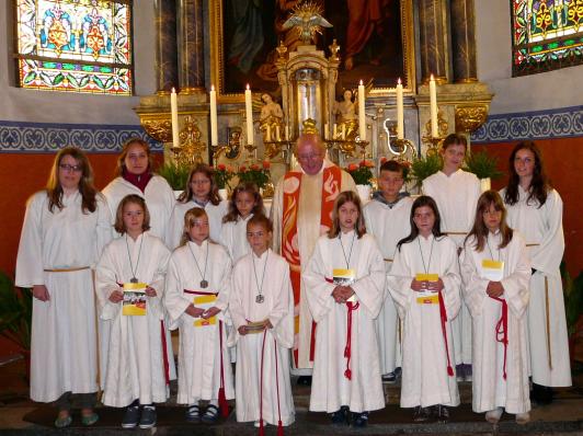 Im Rahmen des Kirchweihgottesdienstes konnte Pfarrer Noppenberger am 24.7.2011 sechs M�dchen in ihr Ministrantenamt einf�hren. Er freute sich �ber die Dienstbereitschaft der neue Ministrantinnen und verglich sie mit dem Tagesheiligen Christophorus, der seinen Dienst so verantwortungsbewu�t versah, da� selbst Christus sich ihm anvertraute. Auch die Neuen versprachen, ihren nicht immer leichten Dienst gewissenhaft und verl��lich auszuf�hren und bekamen eine Plakette und einen Ausweis von Pfarrer Noppenberger.