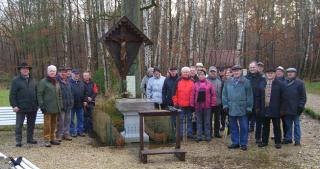 Am sch�n renovierten Waldkreuz unweit der Reithalle