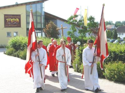 Feierlich zieht der Erzbischof zur Pfarrkirche begleitet von Pfarrer Kraus, Pater Dietrich, Pater Josef, Pfarrer Ismeier, Diakon Eberhorn  und den Ministranten