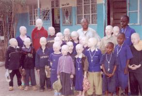 Pater Aikambe mit der Albino-Gruppe