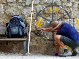 Die Wertsch�tzung des Einfachen 
  lehrt der Weg jeden Tag 
  – Wasserbrunnen in der Meseta
  
  