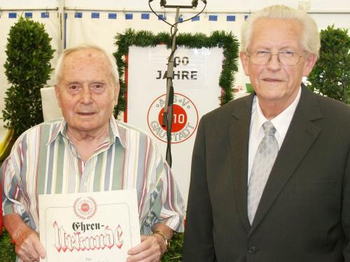 F�r 80-j�hrige Mitgliedschaft beim ASV Gaustadt wurde Niko R�mmer ausgezeichnet, rechts ASV-Vorsitzender Dietfried F�sel. 