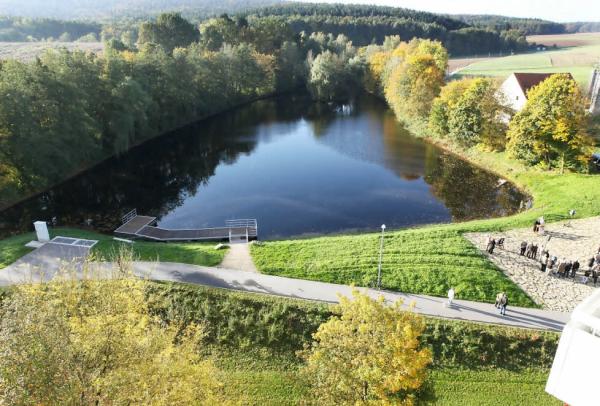 Ein herbstliches Idyll am Michelsberger Wald: Das Gew�sser, das den Sylvanersee speist, neigt bei Starkregen zu verheerenden Hochwassern. Die neue Staumauer vor dem Sylvanersee mit dem abgeflachten �berlauf (rechts im Bild) kann die Folgen 50-j�hrlicher Hochwasserereignisse abfangen. Die Steganlage links, die den Eindruck eines Badeweihers erweckt, dient dazu, die Technik im Staudamm warten zu k�nnen. 
