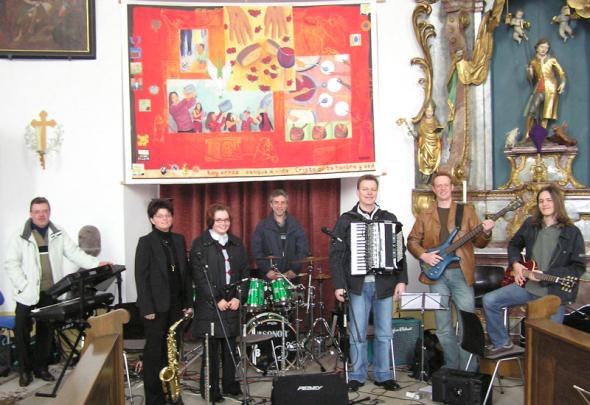 'Spirit of Jesus', v. l. n. r. Thomas Lorenz, Jutta Wunder, Kathrin Leikam, Peter Brendel, Gastmusiker Franz Zwosta, Winfried Wei� und Peter Wittauer. Auf dem Foto fehlt S�ngerin Simone Schieber