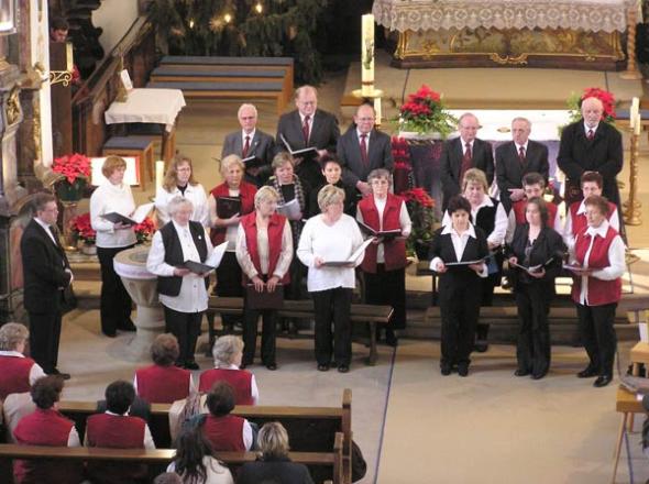 Der Kirchenchor beim Weihnachtskonzert in der Stadtpfarrkirche Hollfeld am 2. Januar 2005 mit seinem Chorleiter Thomas Lorenz (li. im Bild)