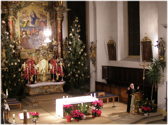 P. Anselm am Ambo in der noch weihnachtlich geschm�ckten Stadtpfarrkirche