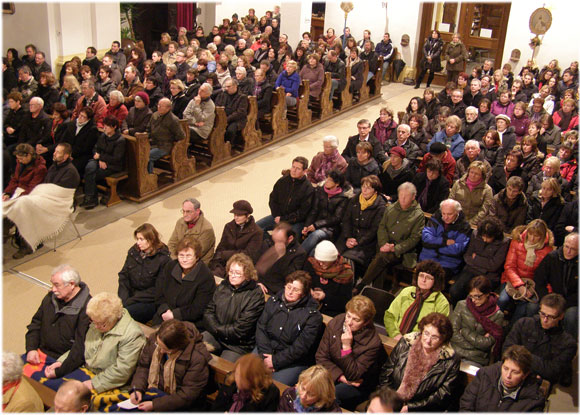 Gut 400 Besucher aus allen umliegenden Landkreisen lauschen den Worten des Redners