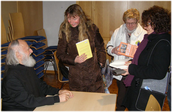 P. Anselm Gr�n signiert B�cher im Pfarrsaal der Pfarrgemeinde Mari� Himmelfahrt