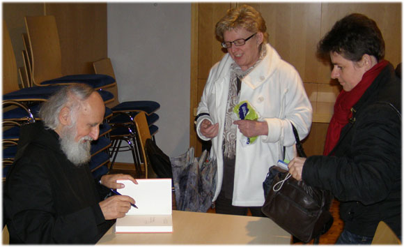 P. Anselm Gr�n signiert B�cher im Pfarrsaal der Pfarrgemeinde Mari� Himmelfahrt