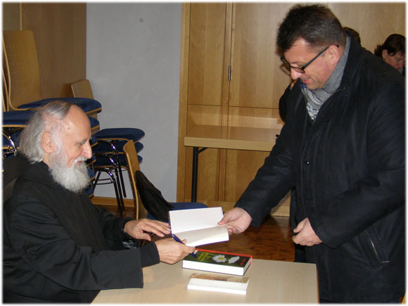 P. Anselm Gr�n signiert B�cher im Pfarrsaal der Pfarrgemeinde Mari� Himmelfahrt