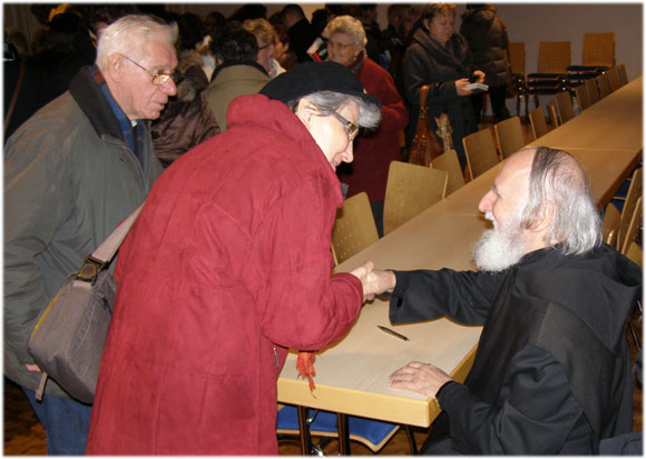 P. Anselm Gr�n signiert B�cher im Pfarrsaal der Pfarrgemeinde Mari� Himmelfahrt
