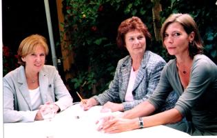 Karin Kisselmann-Liedel, Jutta Rogge und Gabriela Bohrer (v.l.n.r.) engagieren sich für Demenzkranke - hier bei der Vorbereitung eines Gruppentreffens. 