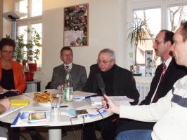 Standen den anwesenden Pressevertretern zum Jahreshaushalt 2006 des Erzbistums Bamberg Rede und Antwort: Friedrich Teufel, Mitglied des Di�zesansteuerausschusses (2. v. l.); Pr�lat Herbert Hauf, Finanzdirektor des Erzbisch�flichen Ordinariats Bamberg (3. v. l.); Mathias Vetter, Leiter der Revisionsabteilung und stellvertretender Finanzdirektor (2. v. r.). Links im Bild zu sehen: Elke Pilkenroth, die Pressesprecherin des Erzbistums Bamberg.