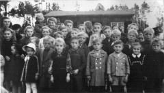Gemeindemitglieder vor der Kirchenbaracke 1945